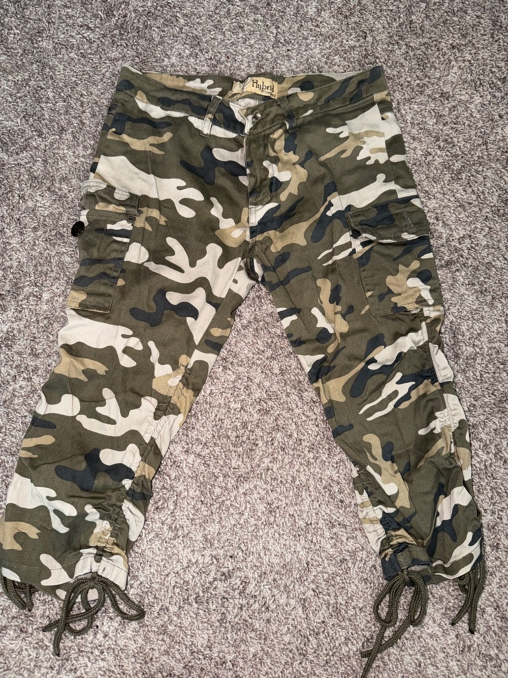 Hybrid & Company Olive Green Camo Cargo Capris